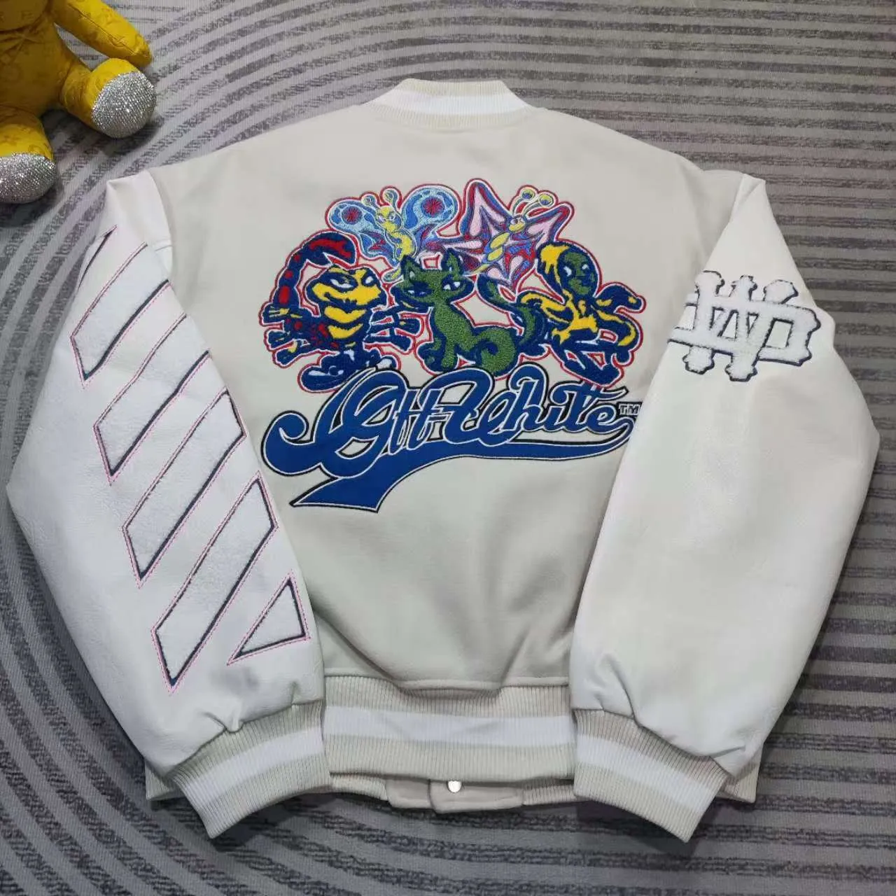 Top tested version off white heavy industry embroidery patchwork leather high temperature hot crystal diamond baseball uniform male and female couple star same style (⚠ original button mold customization, patch embroidery color matching) original packaging original label 🔍 full set of accessories customized packaging elevators are purchased from the original factory all series of hardware mold customization one-to-one restoration of fabric color components The fabric is made of 65% wool, 15% natural silk, 10% spandex and 10% velvet, mixed and custom-woven. The total weight is more than 900 grams! And the most important thing is its color fastness, it will never fade! -The embroidery uses an imported towel embroidery machine. Each pattern is first embroidered on the fabric, and then engraved with an infrared laser, and then fixed with a sewing machine. The whole garment is labeled in many places, one is flat embroidered, and the large pattern on the back is directly embroidered on it. This dress has 4 different embroidery techniques⚠ -The sleeves are all made of two-layer pebbled fabric, which is processed, shaped, colored, washed, and the texture retains the original grain structure! Thick, plump and round! -The processing technology is extremely complex, the pieces are neatly spliced ​​and aligned, and the entire garment has precise wiring density. Gender-neutral style. Loose version. Self-conscious quality control. Details determine success or failure. Size: S M L XL P: 680
